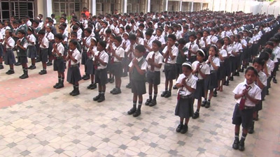स्कूल में अचानक चिल्लाते हुए बेहोश हुईं कई लड़कियां, मनोचिकित्सक से जानें ऐसा होने के कारण